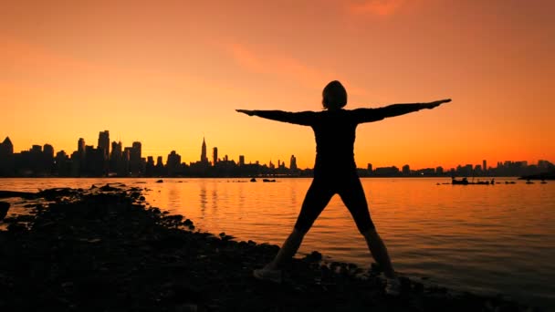 Yoga da cidade ao nascer do sol — Vídeo de Stock