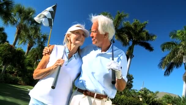 Portret van senior golfers — Stockvideo