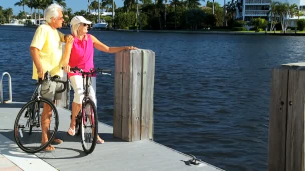 Ευτυχισμένος ποδήλατο ηλικιωμένους — Αρχείο Βίντεο