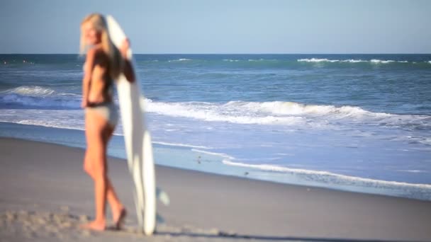 Modelagem menina bonita com prancha de surf — Vídeo de Stock