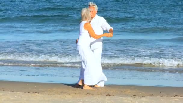 Pareja mayor bailando en la playa — Vídeo de stock