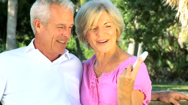 Seniors diversión con la fotografía — Vídeo de stock