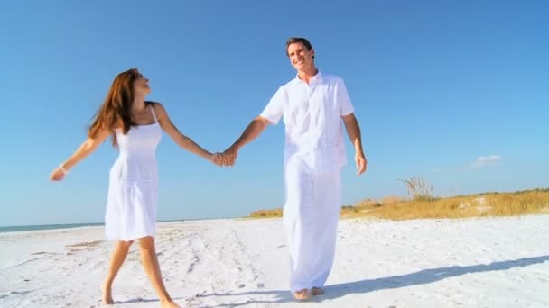 Casal amoroso Diversão na praia — Vídeo de Stock