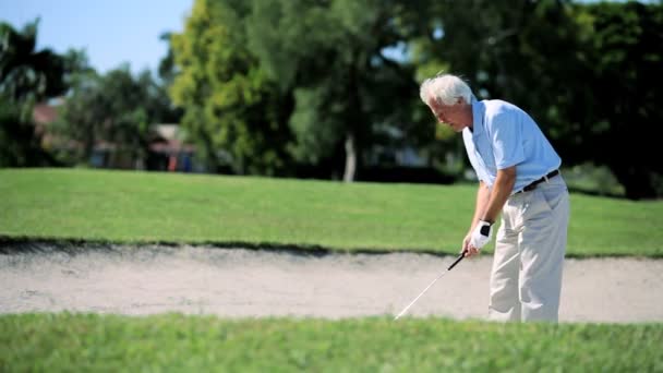 Senior gentleman golfen — Stockvideo