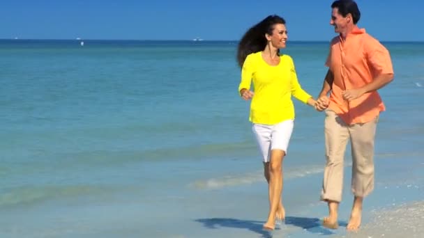 Atractiva pareja divirtiéndose en la playa — Vídeos de Stock