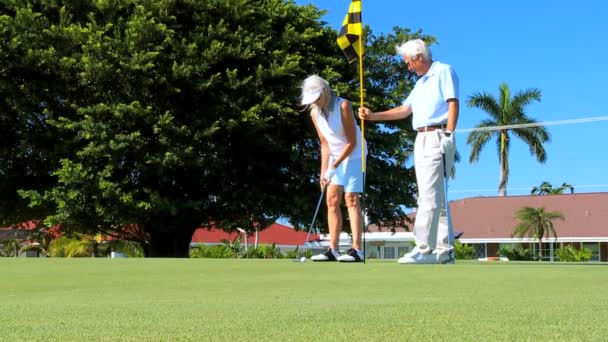 Zdravých seniorů těší golf — Stock video
