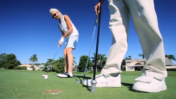 Požívající starobní hrát golf — Stock video