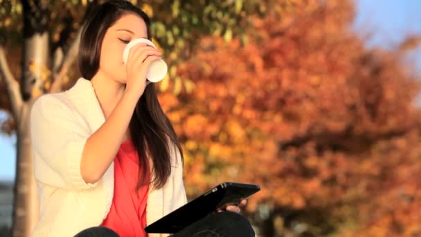 Красивая девушка с кофе и беспроводной планшет — стоковое видео