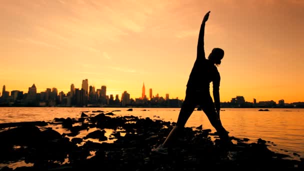 Stadt Yoga bei Sonnenaufgang — Stockvideo