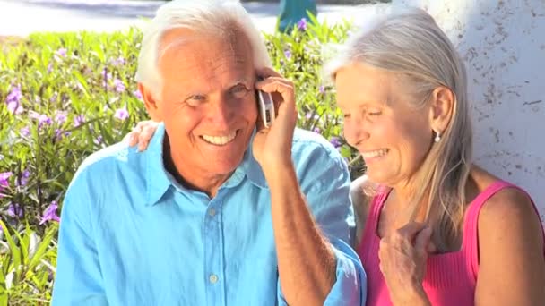 Пара пожилых людей с помощью мобильного телефона — стоковое видео