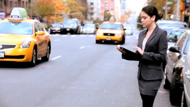 Jovem empresária usando tablet sem fio — Vídeo de Stock