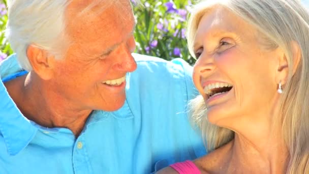Porträtt av nöjd äldre par i närbild — Stockvideo