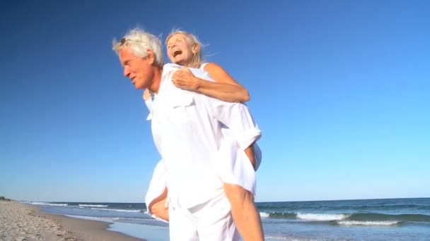 Пенсіонери відпустку весело — стокове відео