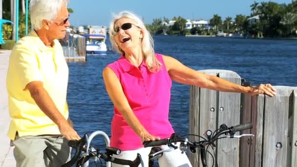 Glad cykling seniorer — Stockvideo