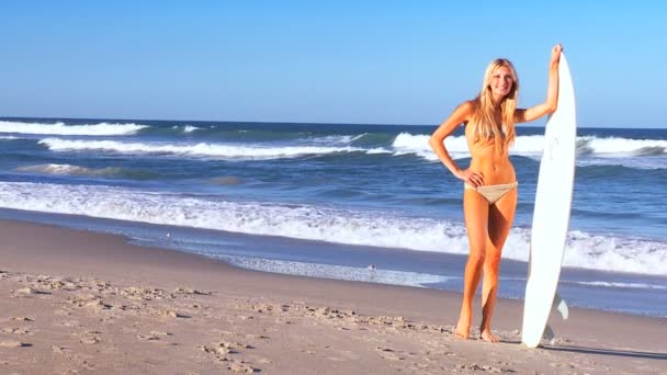 Пляжная девушка моделирует с помощью доски для серфинга — стоковое видео