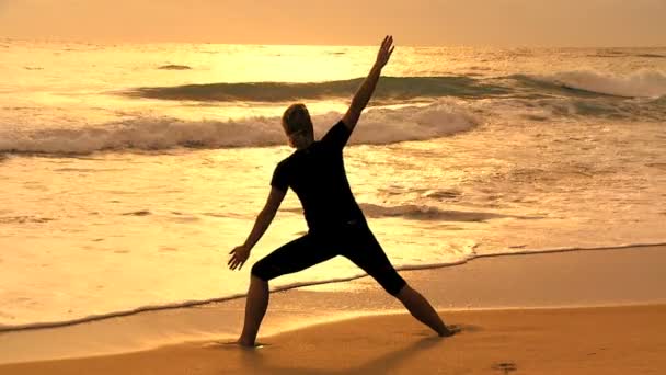 Yoga meisje bij zonsopgang — Stockvideo