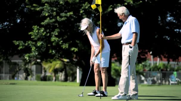 Adultos mayores saludables disfrutando del golf — Vídeos de Stock