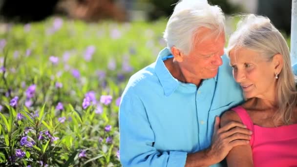 Aanhankelijk senior koppel in close-up — Stockvideo