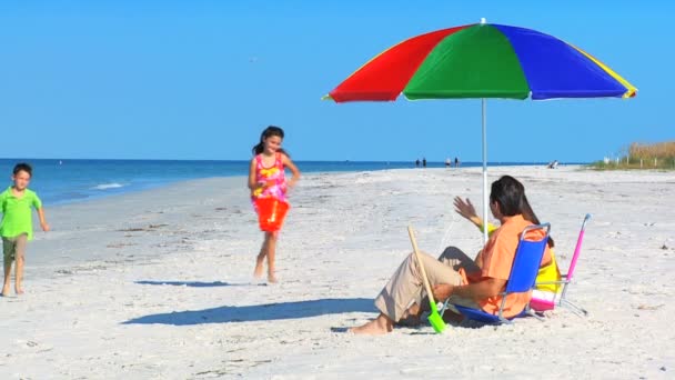 Junge Familie genießt einen Strandurlaub — Stockvideo