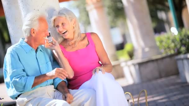 Důchodci pár pomocí mobilního telefonu — Stock video