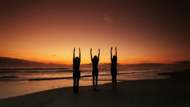 Flickor stranden yoga på sunrise — Stockvideo