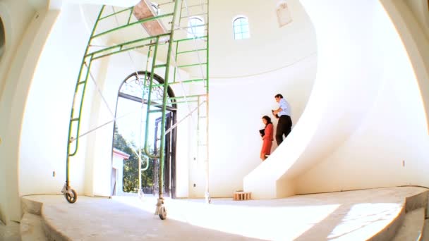 Architekt & Bauherr im luxuriösen neuen Zuhause — Stockvideo