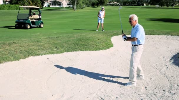 Njuter pension spela golf — Stockvideo