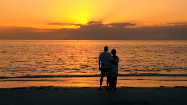 Aimer couple aîné au coucher du soleil — Video