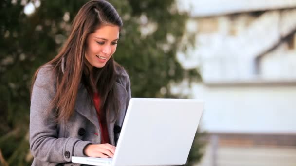 Estudante muito jovem com laptop — Vídeo de Stock