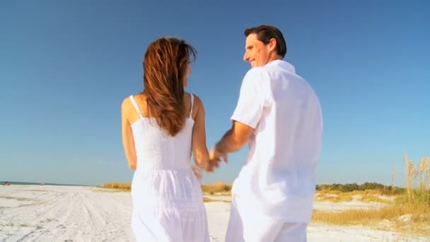 Couple riant dansant sur la plage — Video