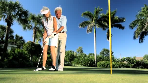 Mayores aprendiendo a jugar al golf — Vídeo de stock