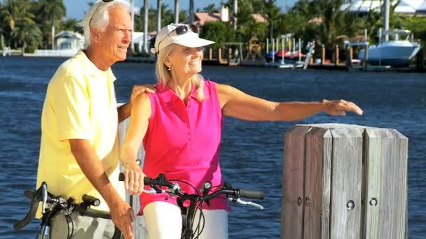 Pareja madura disfrutando del ciclismo al aire libre — Vídeos de Stock