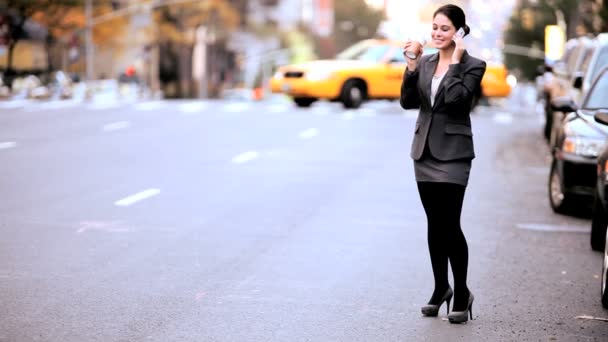 Молодая предпринимательница разговаривает по мобильному телефону — стоковое видео