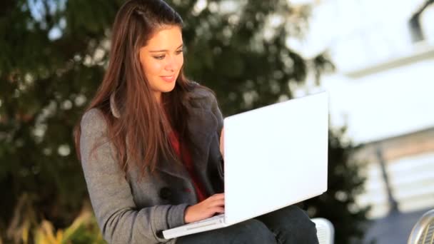 Jovem estudante com laptop — Vídeo de Stock