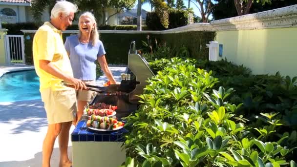 Seniores cucina cibo sano — Video Stock