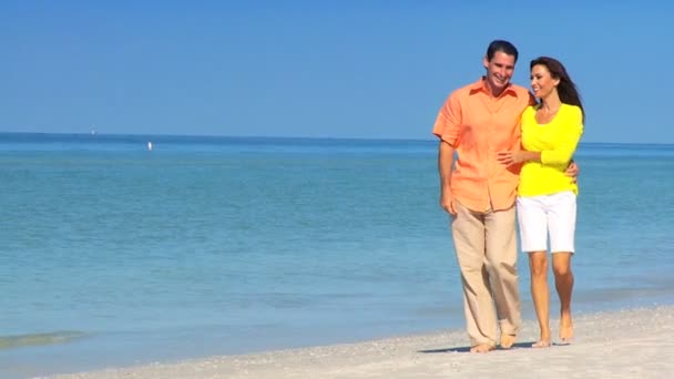 Casal jovem andando na praia — Vídeo de Stock