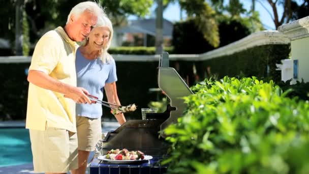 Anziani che utilizzano barbecue all'aperto — Video Stock
