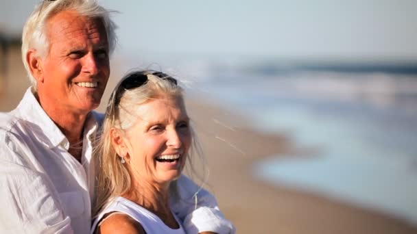 Здоровая и довольная пара на пенсии — стоковое видео
