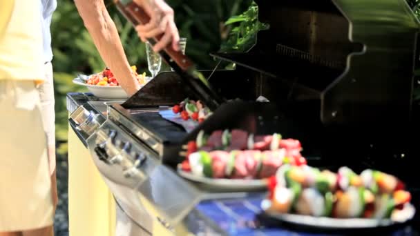 Asar a la parrilla alimentos frescos y saludables para barbacoa — Vídeos de Stock