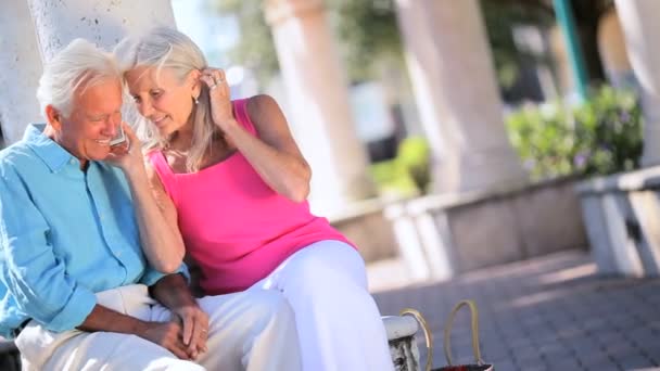 Senior koppel met behulp van een mobiele telefoon — Stockvideo