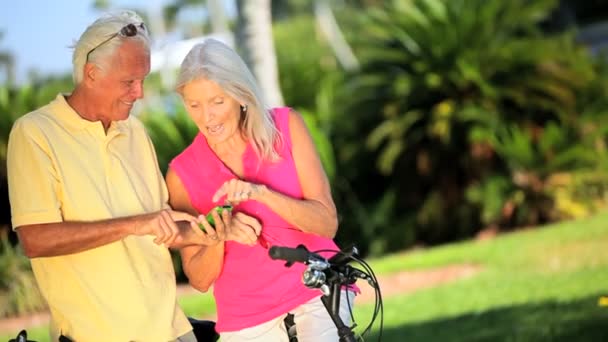 Yaşlılar ve Modern teknoloji — Stok video