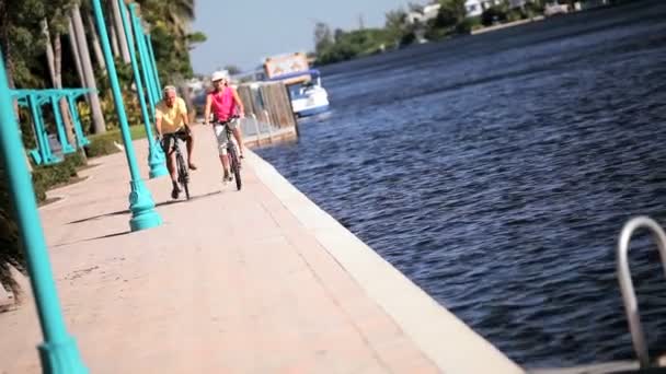 Gezonde fietsen uitoefening voor senioren — Stockvideo