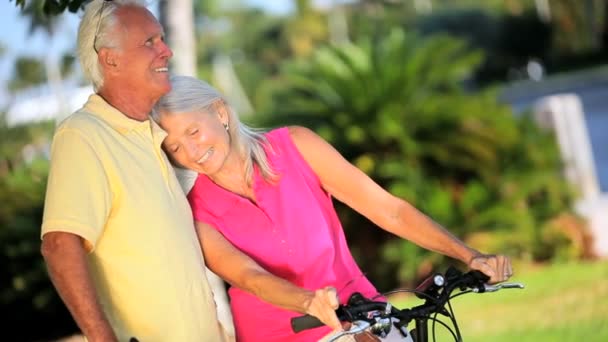 Pensioen fietsen oefening — Stockvideo