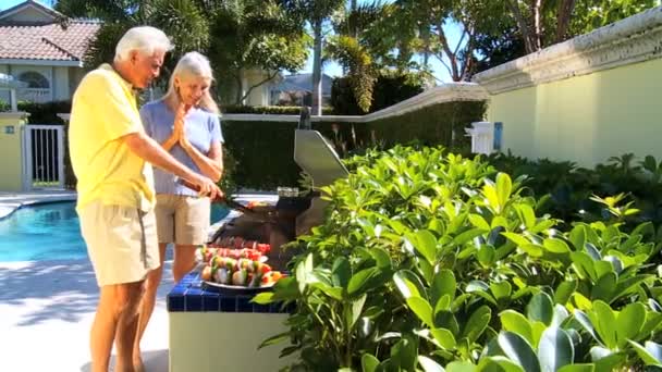 노인 건강 한 먹는 바베 큐 — 비디오