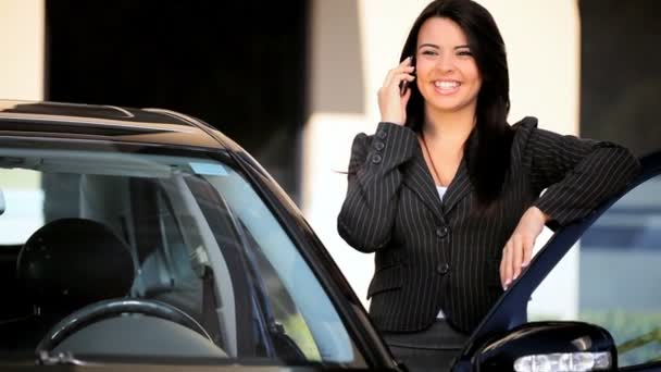 Jeune femme d'affaires parlant sur un téléphone portable — Video