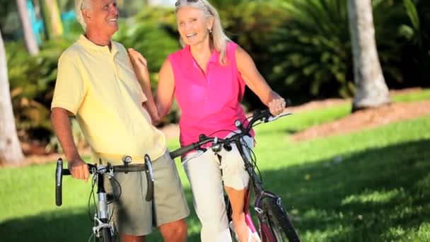 Gezonde fietsen uitoefening voor senioren — Stockvideo