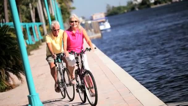 Seniors ciclismo activo — Vídeos de Stock