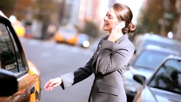 Femme d'affaires en taxi de ville avec téléphone portable — Video