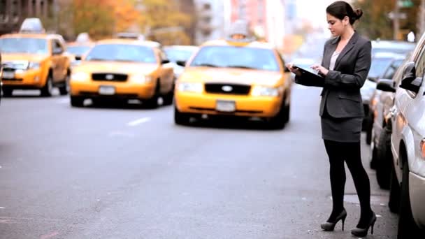 Использование беспроводного планшета на улицах города — стоковое видео