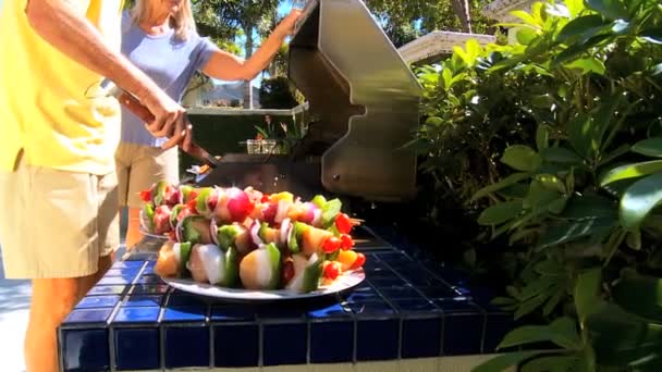 Mayores cocinando alimentos saludables — Vídeo de stock